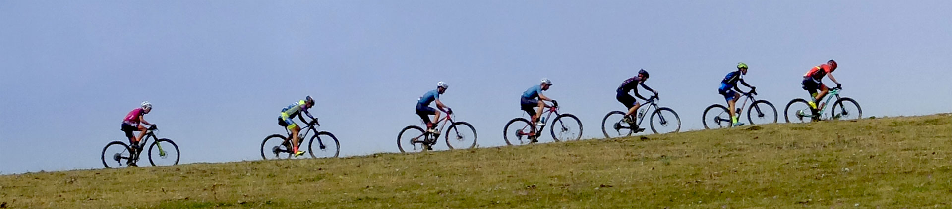 Bikers en fila en la Sierra de La Demanda