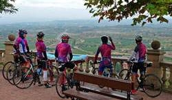 bikers en el mirador de laguardia